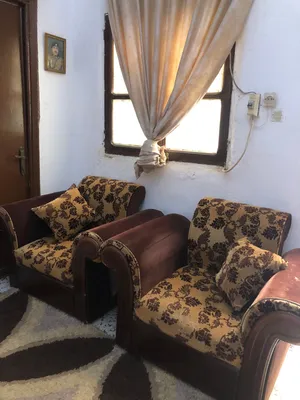 صالون بحاله كويسه يبي تعديل لوحات لي تحته