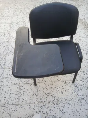 للبيع عدد سبع كراسي للطلاب