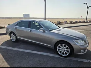 مرسيدس بانوراما مخزن وشبه جديد وخالي من الحوادث والصبغ وفل سيرفيس مع تواير جديدة