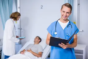 تقديم خدمات الرعاية الصحية للمرضي وكبار السن والأطفال