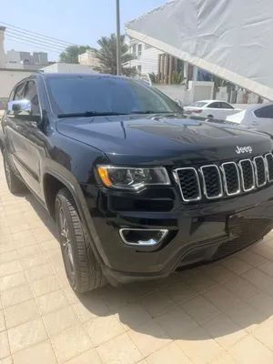 جيب جراند شيروكي 2018 Limited أسود بحالة ممتازة مع تقنيات حديثة