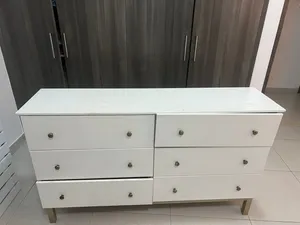 طاولة كبيرة مع ست ادراج مناسبه للمكاتب وغرف النوم لون ابيض