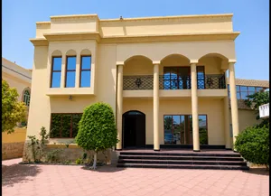 فيلا للبيع في العذيبة الشمالية، 5 غرف، أرض 600م، بناء 580م، خالية