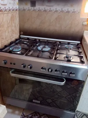 طباخ نضيف جدا مع فرن مستعمل قليل