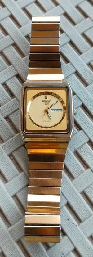(Seiko 5 Automatic) ياباني أصلي مطليه بالدهب تعمل بحركة اليد ودقات القلب والملو أكثر من 40 سنة
