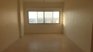 شقة للايجار طابق 3 او 4 مكونه من 3 غرف نوم 2 حمام 1 مطبخ 1 صالون 1 غرفت ضيوف عداد كهرباء ومياه