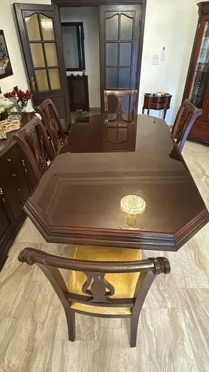 طاولة سفره مع 8 كراسي مع بوفيه بحالة جيده