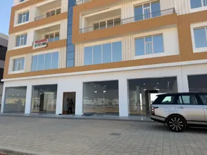 معارض ومكاتب في موقع مميز وبناية جديدة