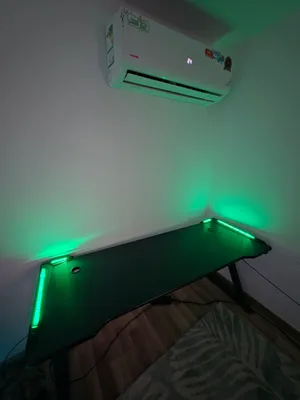 Big Gaming table that includes rgb lighting طاولة ألعاب كبيرة مزودة بإضاءة RGB
