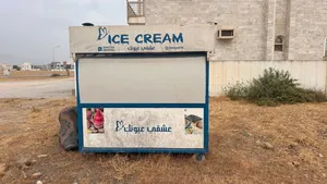 كشك للبيع جاهز ومن الداخل إستيل مجهز بأداج ومغسله يمكنك ان تعمل فيه كوفي او بيع ذرا وغيرها