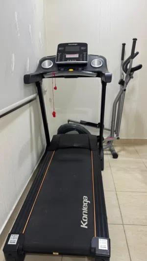 مشاية كهربائية مع شاشة ذكية