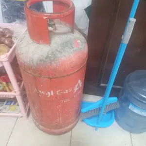جليم غاز إيطالي نظيف شغال فوق تحت مفتاحين للفرن والشوايه ضمان شهرين مقاس 60 في 60+ CYLINDER + RGULAT