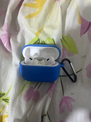 سماعات airpods pro2 ابل اصلي 100/100 صوتهم قوي بطارية بتقعد بدون شحن ايام. للبيع بسعر ممتاز