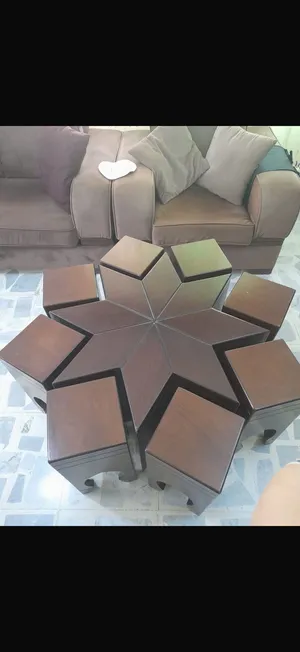 طاولة وسط نجمه ثمانيه ومعها 8طاولات مساعد تفصيل خشب زان ولاتيه دهان مرتب