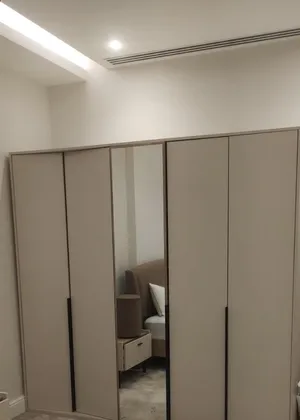 دولاب مستخدم نظيف
