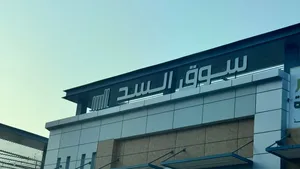 محل مميز للإيجار في موقع تجاري حيوي بالخوض