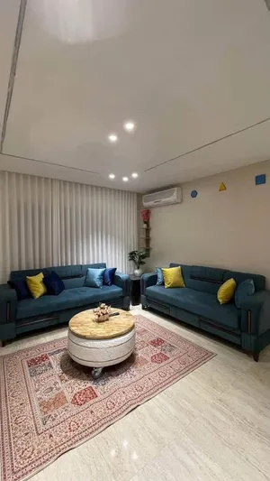 شقة مفروشة فاخرة بالجبيهة قرب البوابه الشماليه للجامعة الأردنية و جامعه سميه