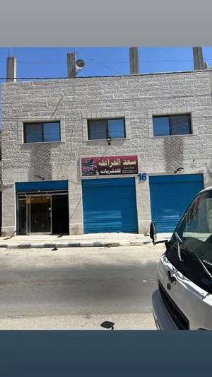 عماره طابقين الاول 3 مخازن والثاني تشطيب جديد ومنزل قديم على نفس القطعه خلفها
