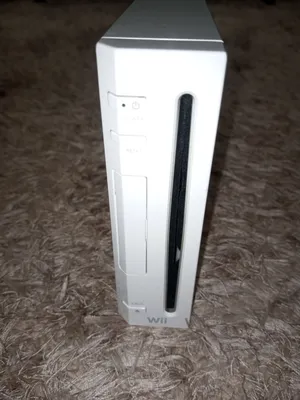 جهاز Nintendo Wii الأصلي (موديل RVL-001) للبيع بحالة ممتازة