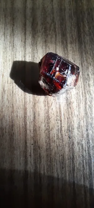 حجر گارنت أحمر طبيعي فاخر Red Garnet وزن 8 قيراط