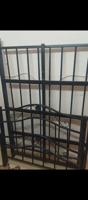 تخت حديد مفرد ونص مع فرشة بحالة ممتازة ويوجد مغاسل عدة الوان وعدة احجام
