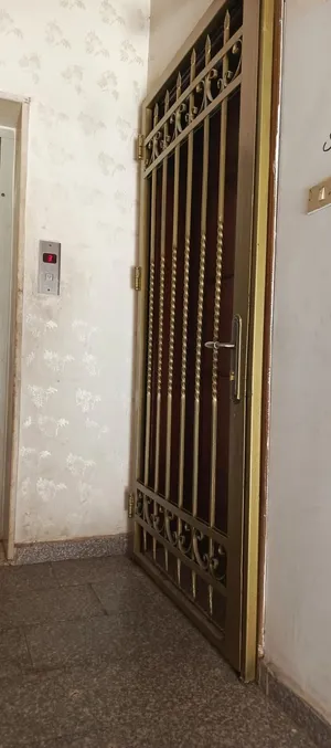 فرصة مميزة للسكن أو الاستثمار: شقة للبيع بمساحة 125 متر الطابق الأرضي، معروضة للبيع بداعي السفر.