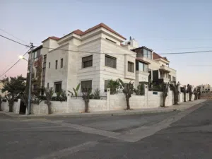 فيلا فاخرة متلاصقة للبيع في الظهير