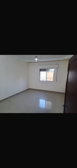 شقه مميزه جدا فارغه للايجار الحي الشرقي بالقرف من غرفه تجاره اربد وشركه الكهرباء