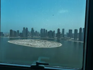 اجمل شقة اطلالة بحرية مباشرة كاملة في الشارقة غرفتين وصالة مع باركن مجاني