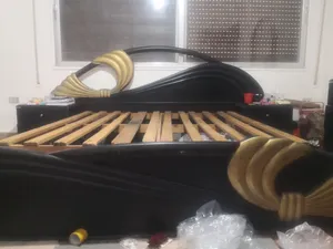 تخت مجوز لون اسود و ذهبي