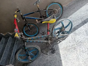 السلام عليكم تنين دراجات وحده 24BMX.  والتانيه 20عاديه الاتنين اصليات اقرا الوصف ضروري جدل جدا  جداh