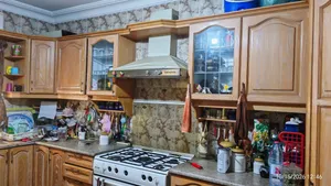 شقة طابق اول للبيع قرب دوار صحارى مساحة 149م2