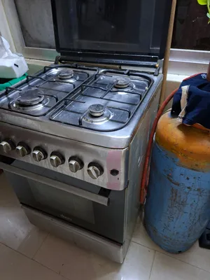 4 burner Cooking range with Oven and gas cylinder