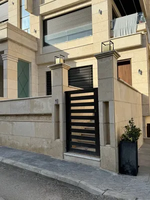 شقة طابق ارضي مدخلين للبيع 120 متر الصويفية