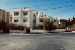 عمارة سكنية استثمارية في ماركا الشمالية على مدخل المطار مباشرة (مميزة للتشغيل استديوهات وشقق مفروشة)