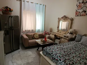 غرفة ماستر مجهزه بالكامل بموقع مميز الشارقه القاسميه الندب