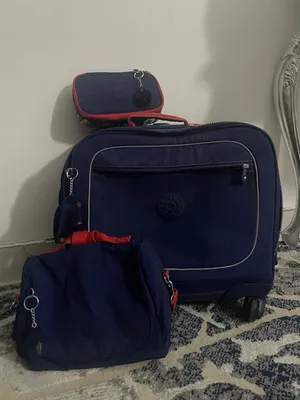 شنطة Kipling مستعمل فقط شهر واحد جديده جدا مع جميع أنواع شنطه المقلمه و لإنش بوكس