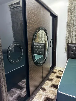 غرفة نوم زوجيه في حالة ممتازة معها فراش جديد وسجاد وستار