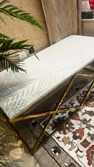 طاولة شاي رخام ابيض بقاعدة ذهبية