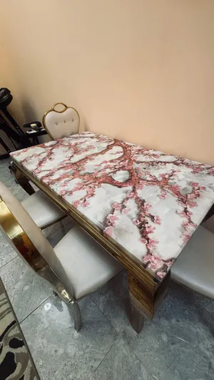 طاولة ستة كراسي و برادة ماء