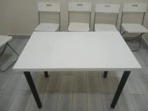 طاولة صغيرة جديدة بدون كراسي