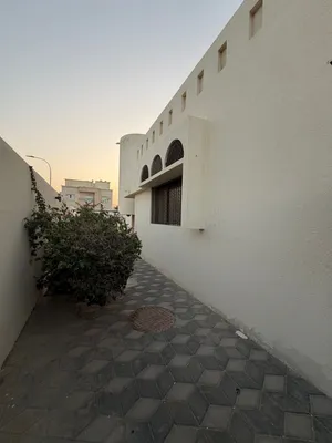 فيلا أرضية نظيفة للبيع في الحيل الجنوبية (حيل العوامر) كورنر