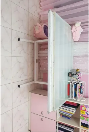 طاولة مرسم هندسي مع اضاءة داخلية للبيع بحالة جيدة