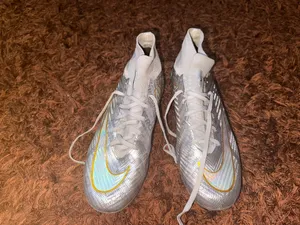 بوت NIKE لكرة القدم اصلي للبيع