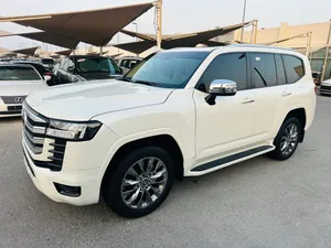 تويوتا لاند كروزر GXR V6 خليجي 2023 فول مواصفات صبغ وكاله نظيفه جدا بدون حوادث
