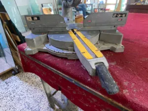 منشار كهربائي من شركه DEWALT الامريكيه وعيب واحد اليد مكسور والسعر قبل للتفاوض