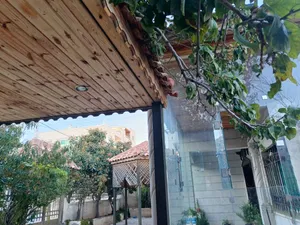 بيت مستقل للبيع مكون من طابقين في السلط مساحة 750
