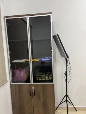 خزانة ابواب زجاج ومع ابواب خشب جديدة بحالة ممتازة ونظيفة  high bookcases 2 glass doors  80*40*200