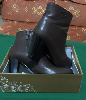 بوت شتوي بكعب عالي لون بني مخمل من الداخل