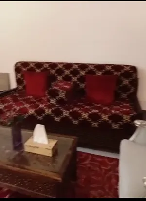 اثاث شبه جديد غرفة لوس مع طاولات مع كبت كبير مع ثلاجه وسط وغساله وسلامه طعام كهربائيه  وسرير مفرد